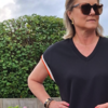 Lang kleedje in zwart met accent kleurtjes aan de mouw