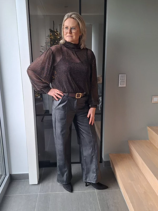 Bloesje in zwart goud met top eronder