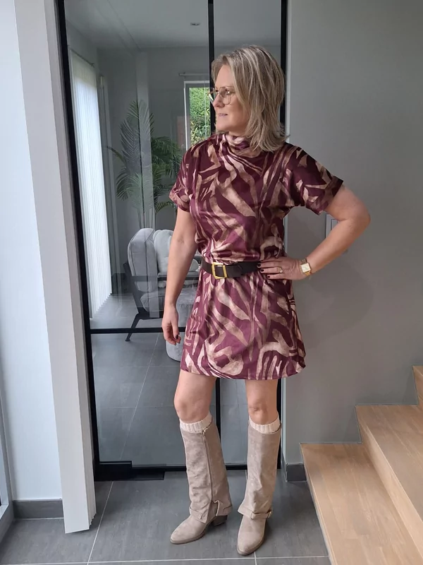 Kleedje met riem in burgundy print