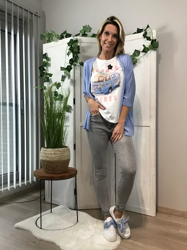 T-shirt met bus in licht blauw