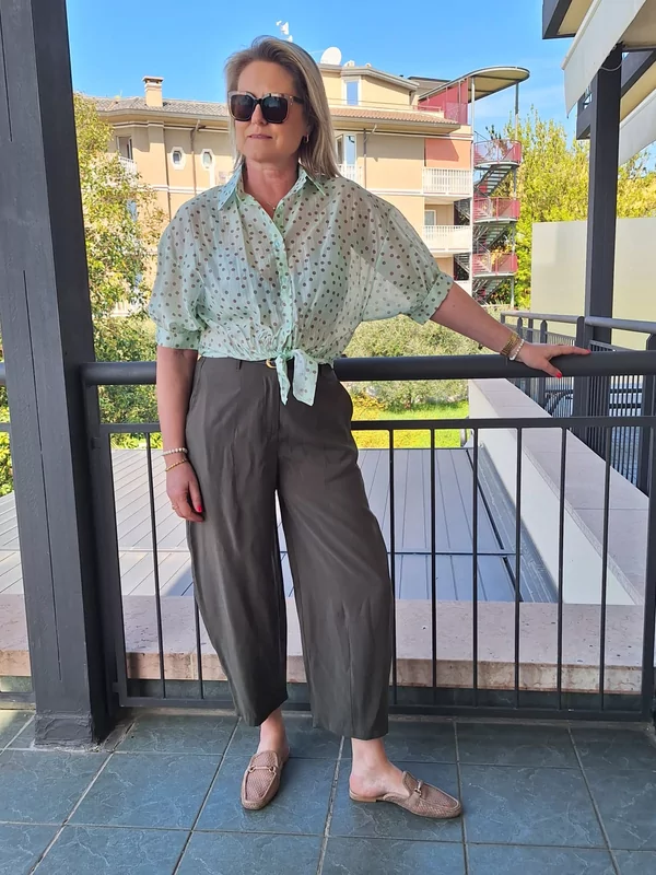 Hemdje in groen met bolletjes 