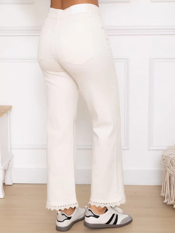 Flared jeans met kant aan de onderkant in wit