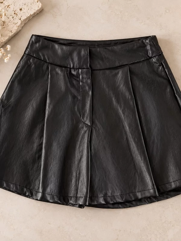 Leder look shortje in zwart