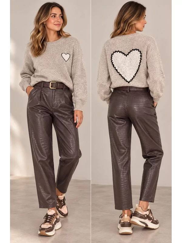 Pull met hartje in beige