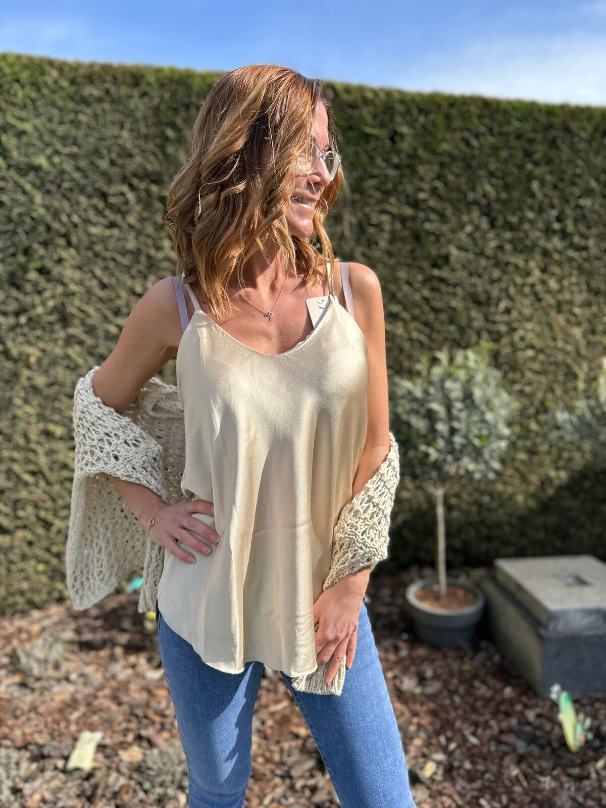 Tineko top met lange mouwen in beige jersey met polkadotstructuur