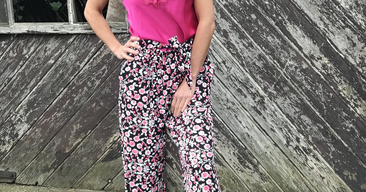 Broekje met elastiek in zwart roze printje | Diva Fashion