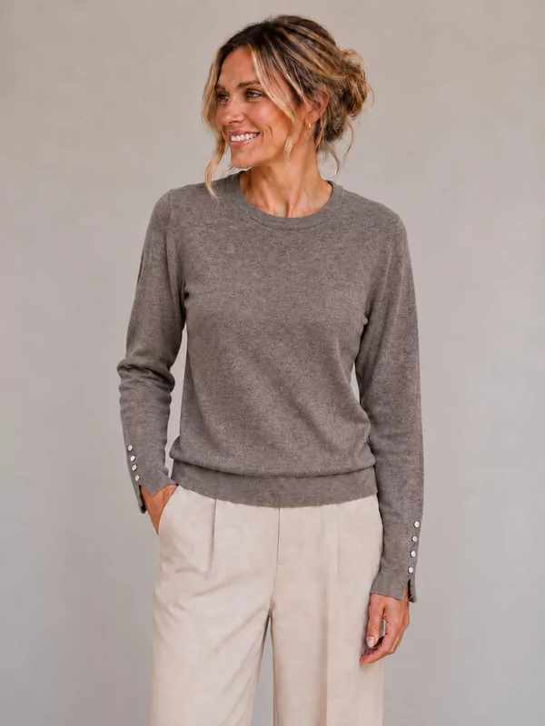 Fijn pulletje met knoopjes op de mouw in taupe