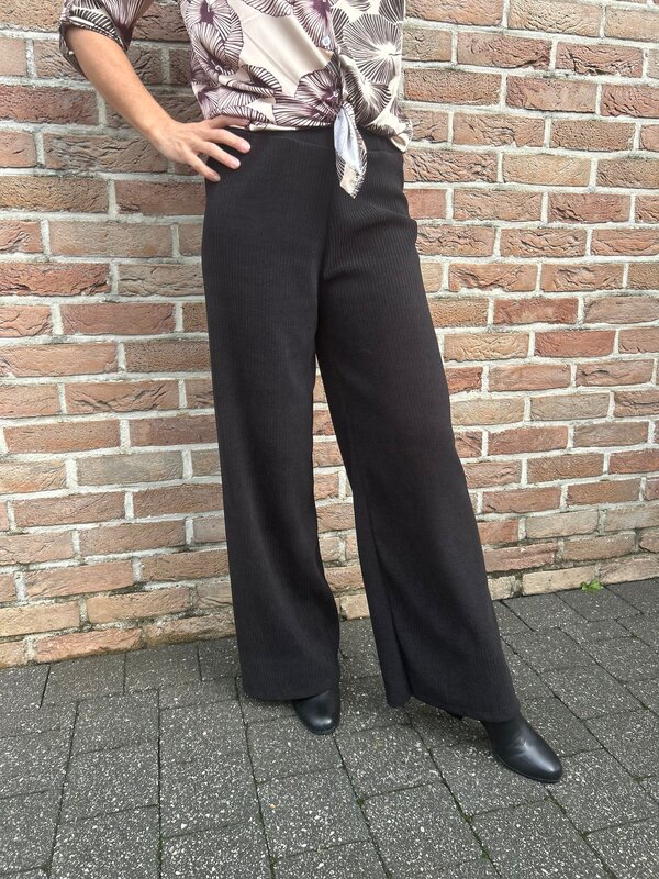 Losse broek in zwart velour met elastiek