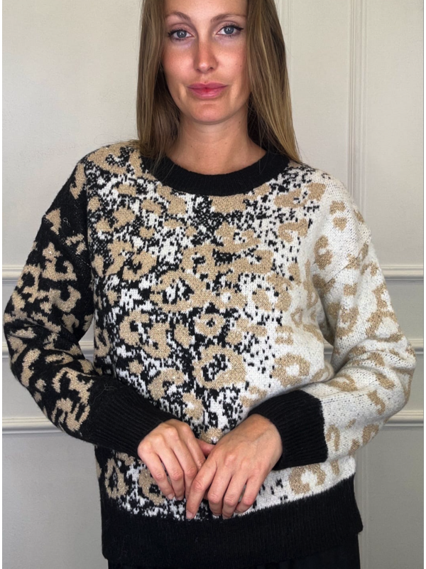 Pull leopard met zwarte kraag