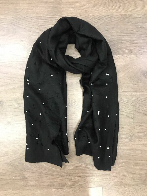 Zwarte sjaal met parels