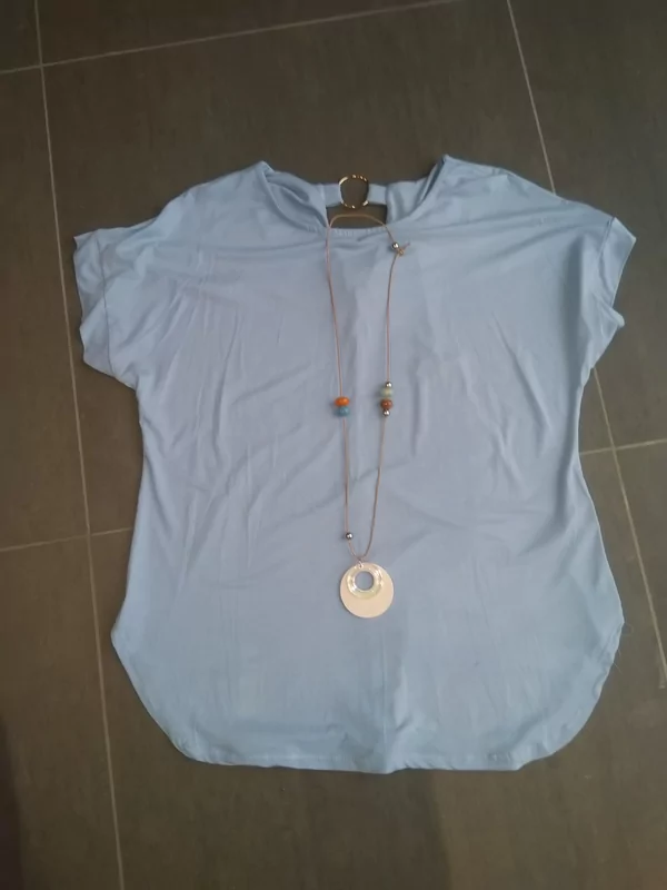 T-shirt met ketting licht blauwe