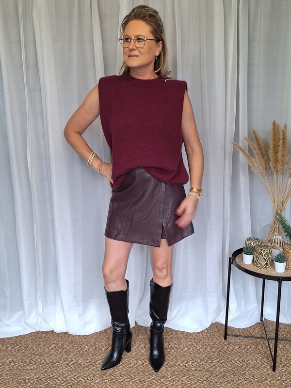 Leder look short rok in burgundy