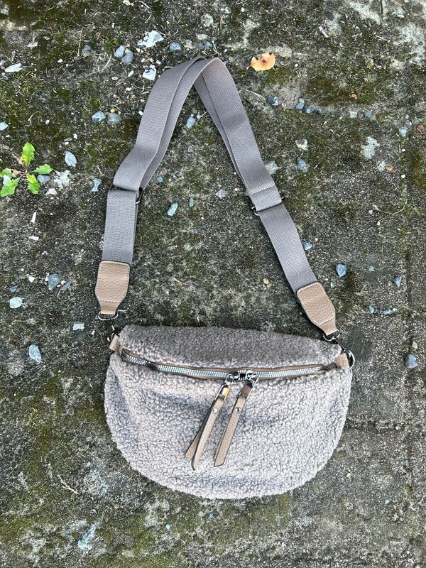 Teddy cross bag in taupe
