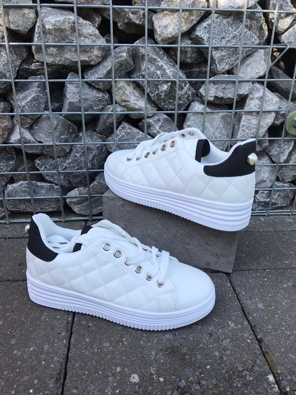 Sneaker inn white black