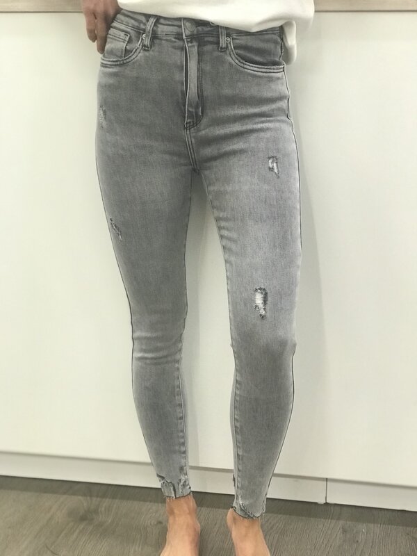 Jeans in grijs hoge taille en skinny met rafeltjes
