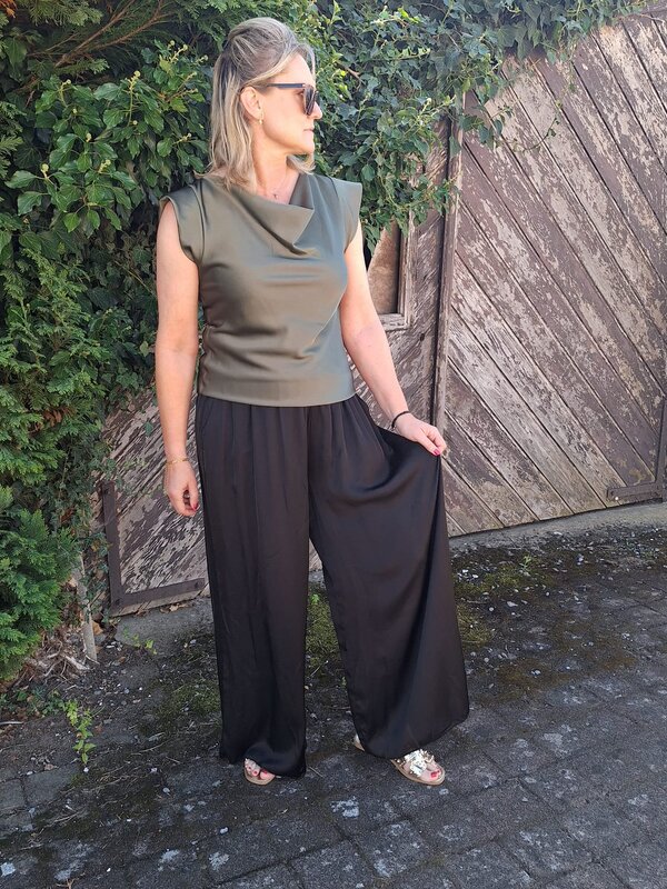 Losse broek in zwart satijn look