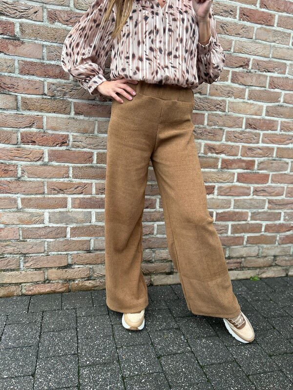 Losse broek in camel velour met elastiek