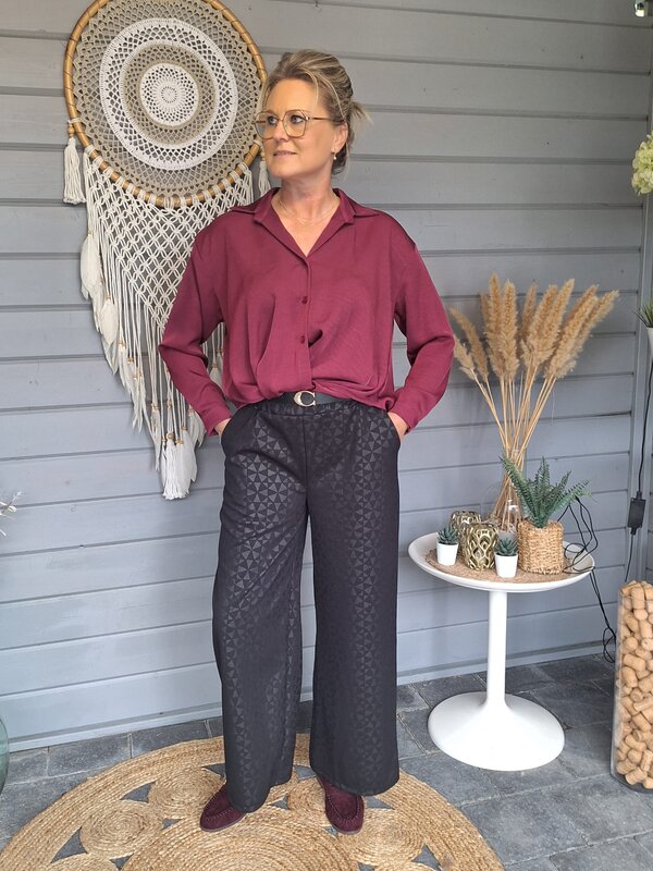 Zwarte losse broek met motiefje in en riem