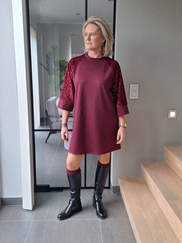 Kleedje in burgundy met glitter