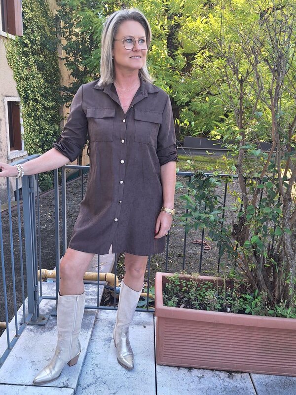 Bruin kleedje in nubuck look met riem
