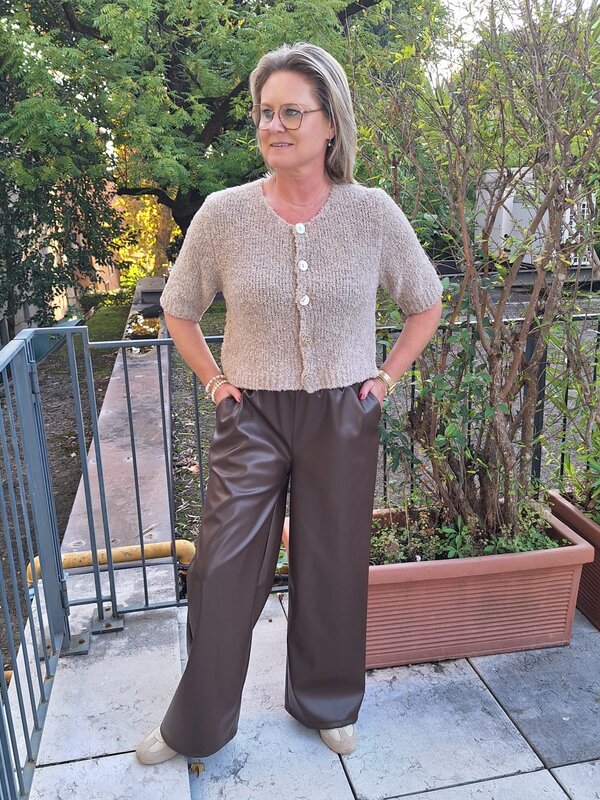 Pull / cardigan in beige