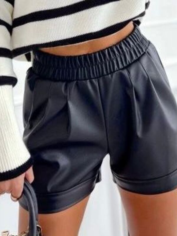 Leder look short in zwart