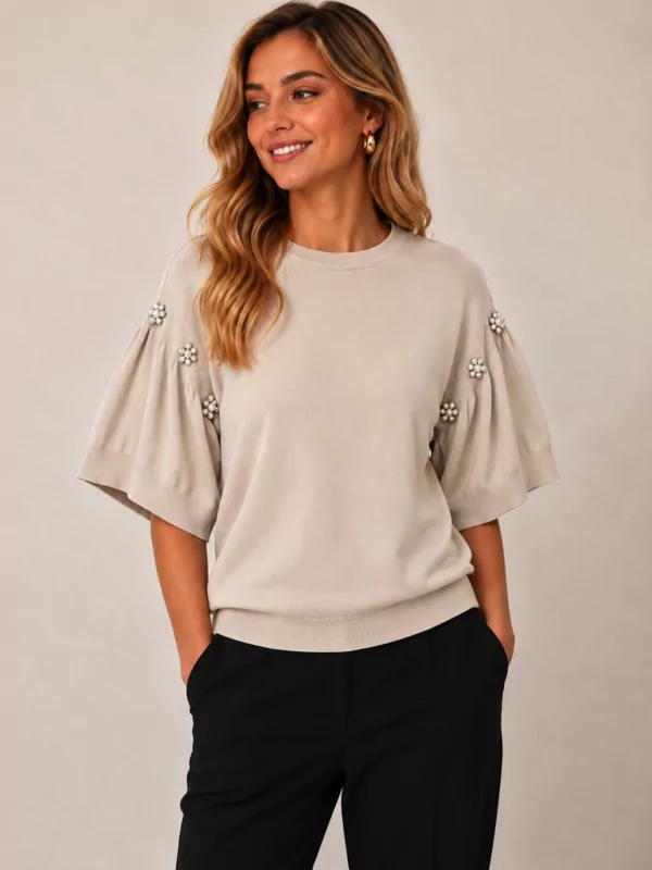 Dunne pull met diamantjes op de mouw in beige