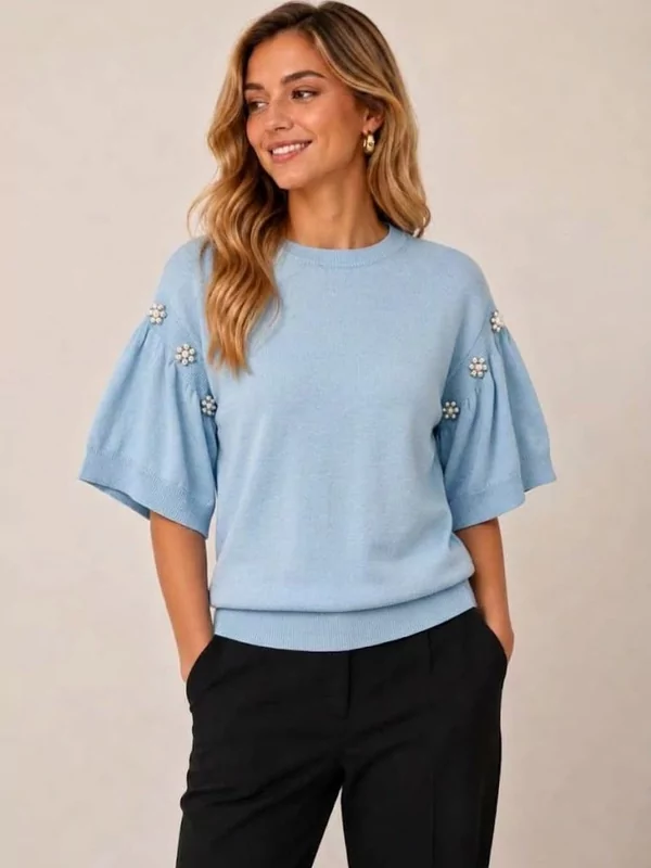 Dunne pull met diamantjes op de mouw in licht blauw