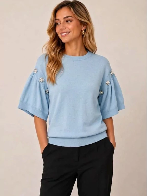 Dunne pull met diamantjes op de mouw in licht blauw