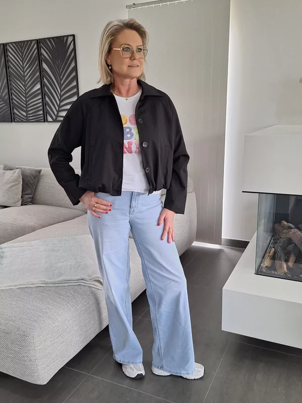 Kort jasje met knoopjes in zwart