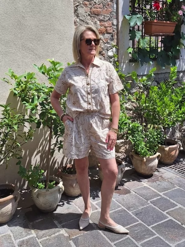 Hemdje met borduur in beige