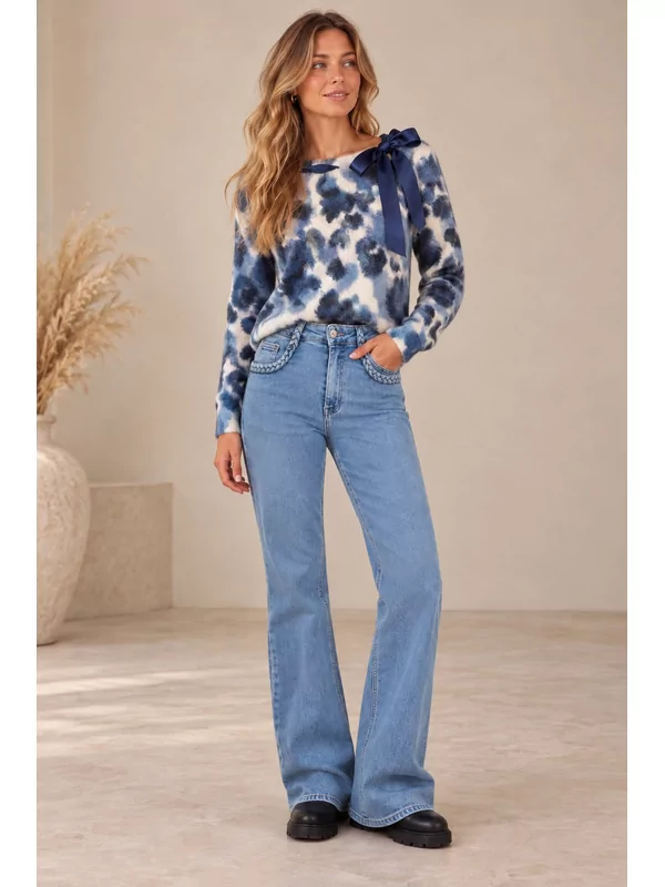 Pull met blauwe print en strikje