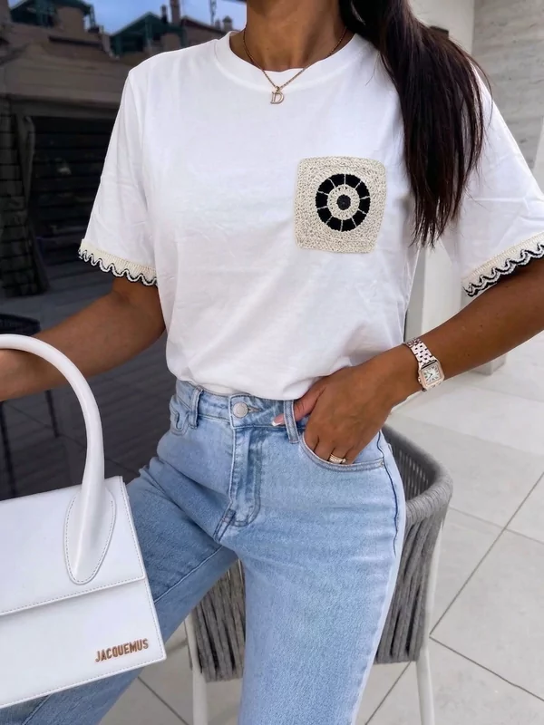 T-shirt in wit met beige borduur