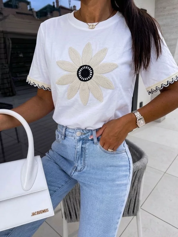 T-shirt in wit met beige borduur