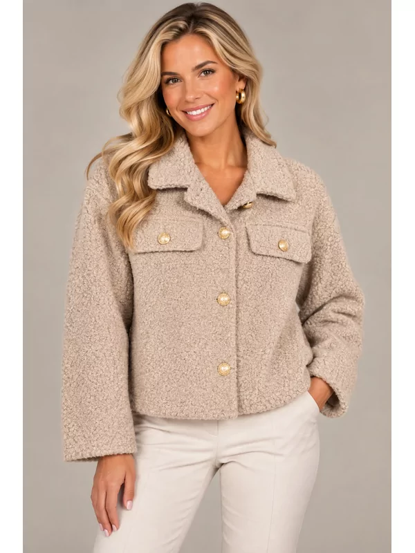 Jas met gouden knopen in beige
