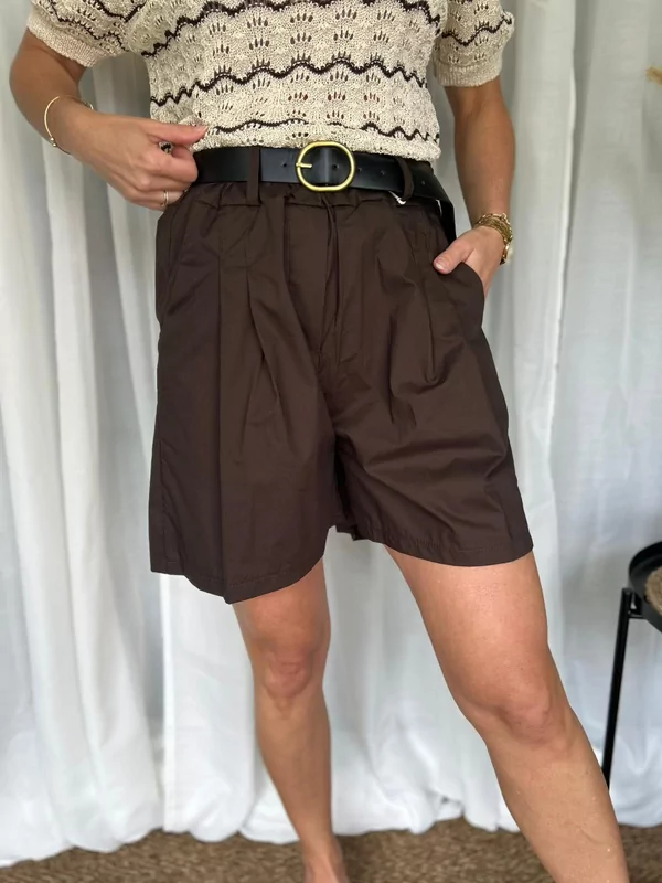 Short met elastiek en riem in bruin