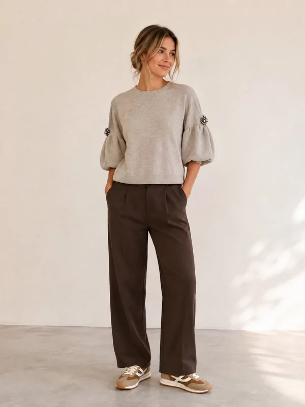 Pull met diamantjes op de mouw in taupe