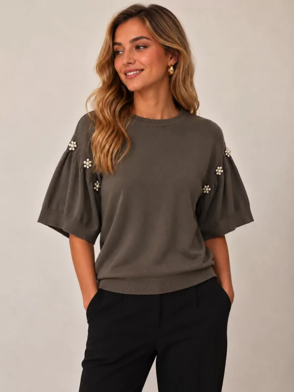 Dunne pull met diamantjes op de mouw in taupe