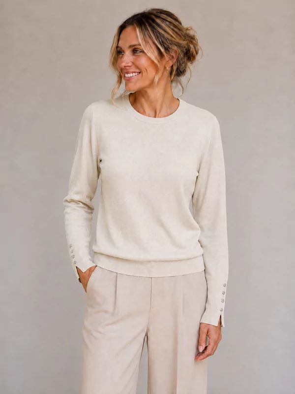 Fijn pulletje met knoopjes op de mouw in beige