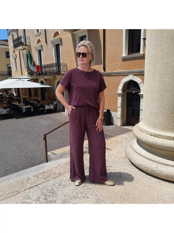 Broek only in burgundy